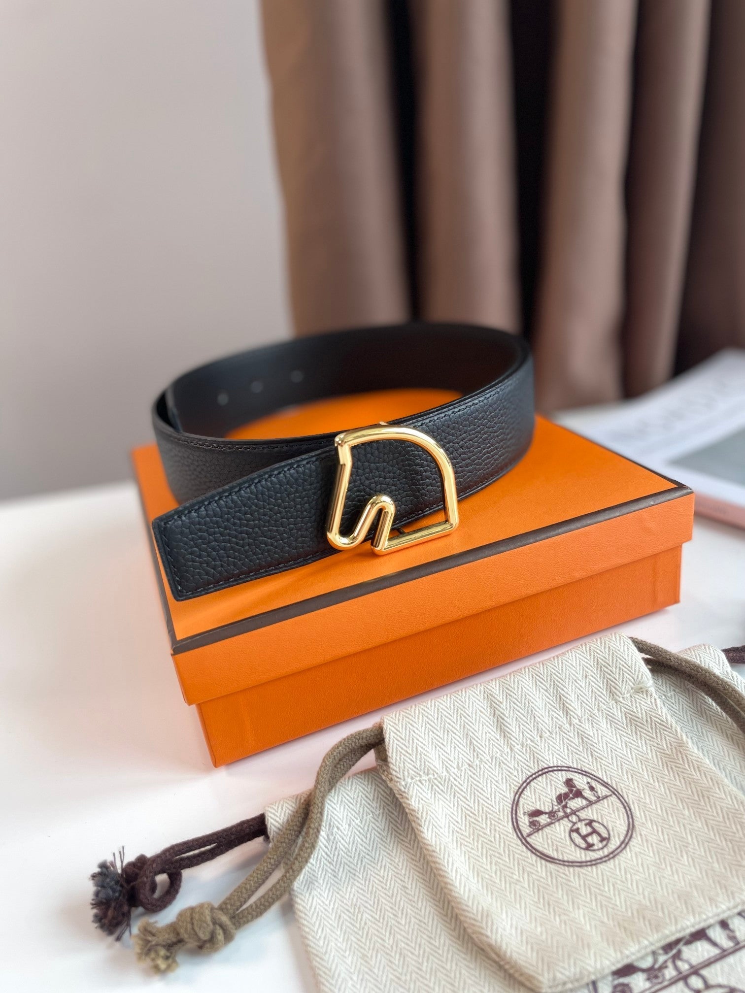 HERMES BOUCLE BELT BUCKLE & REVERSIBLE BLACK AND WHITE LEATHER STRAP 38MM GOLD HARDWARE