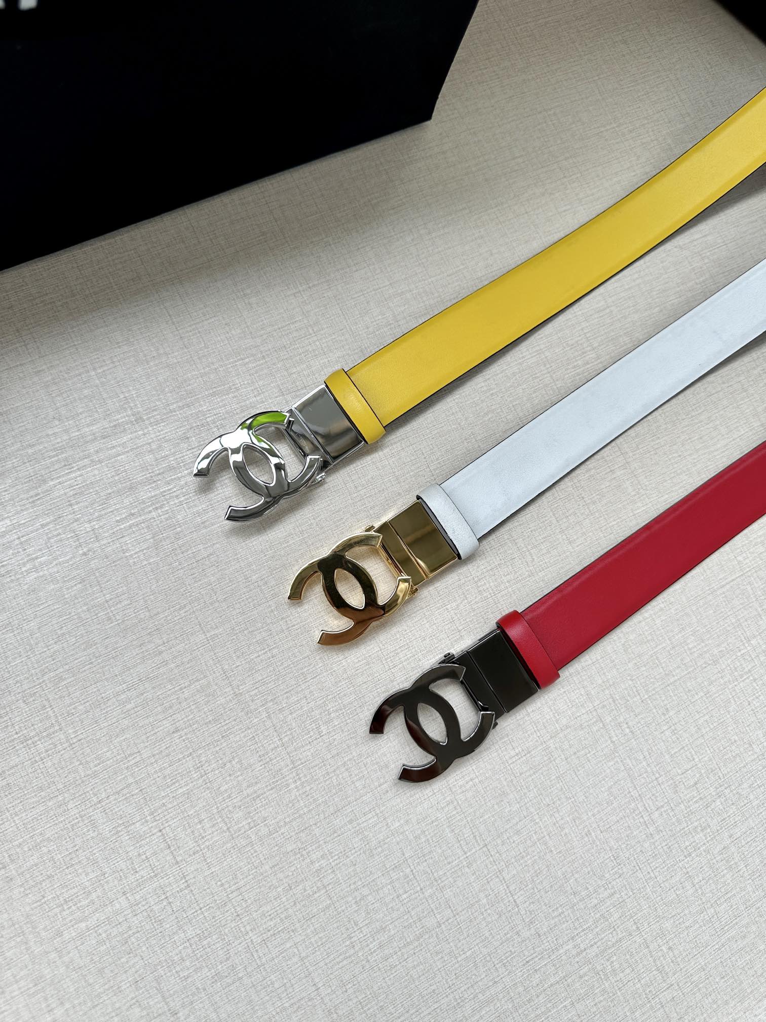 CHANEL 30MM BELT IN BRIGHT YELLOW AND BLACK CALFSKIN WITH SILVER HARDWARE