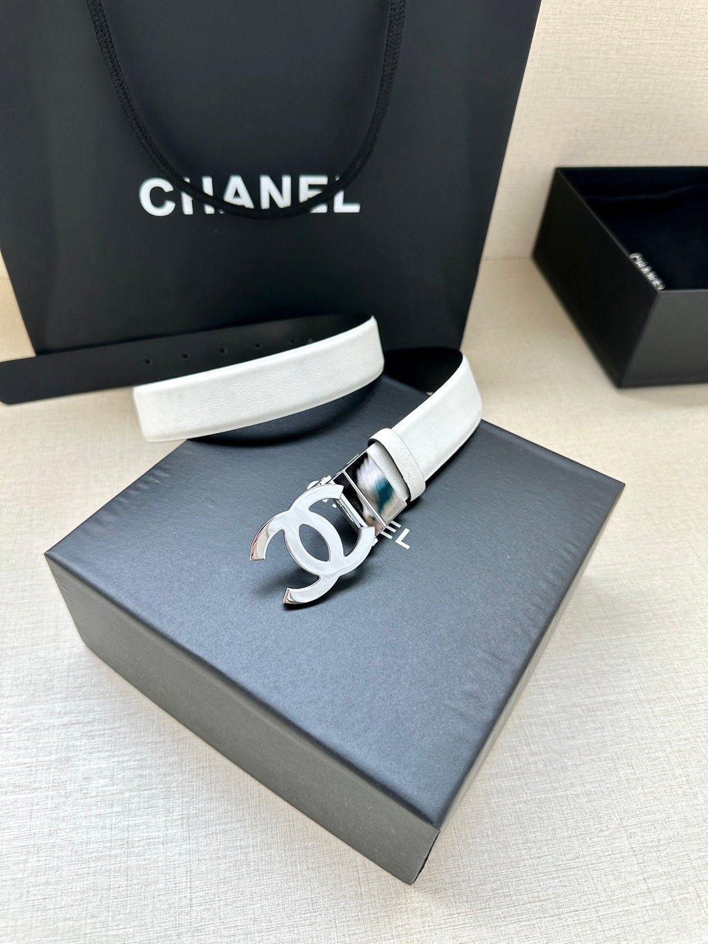 CHANEL 30MM BELT IN WHITE AND BLACK CALFSKIN WITH SILVER HARDWARE