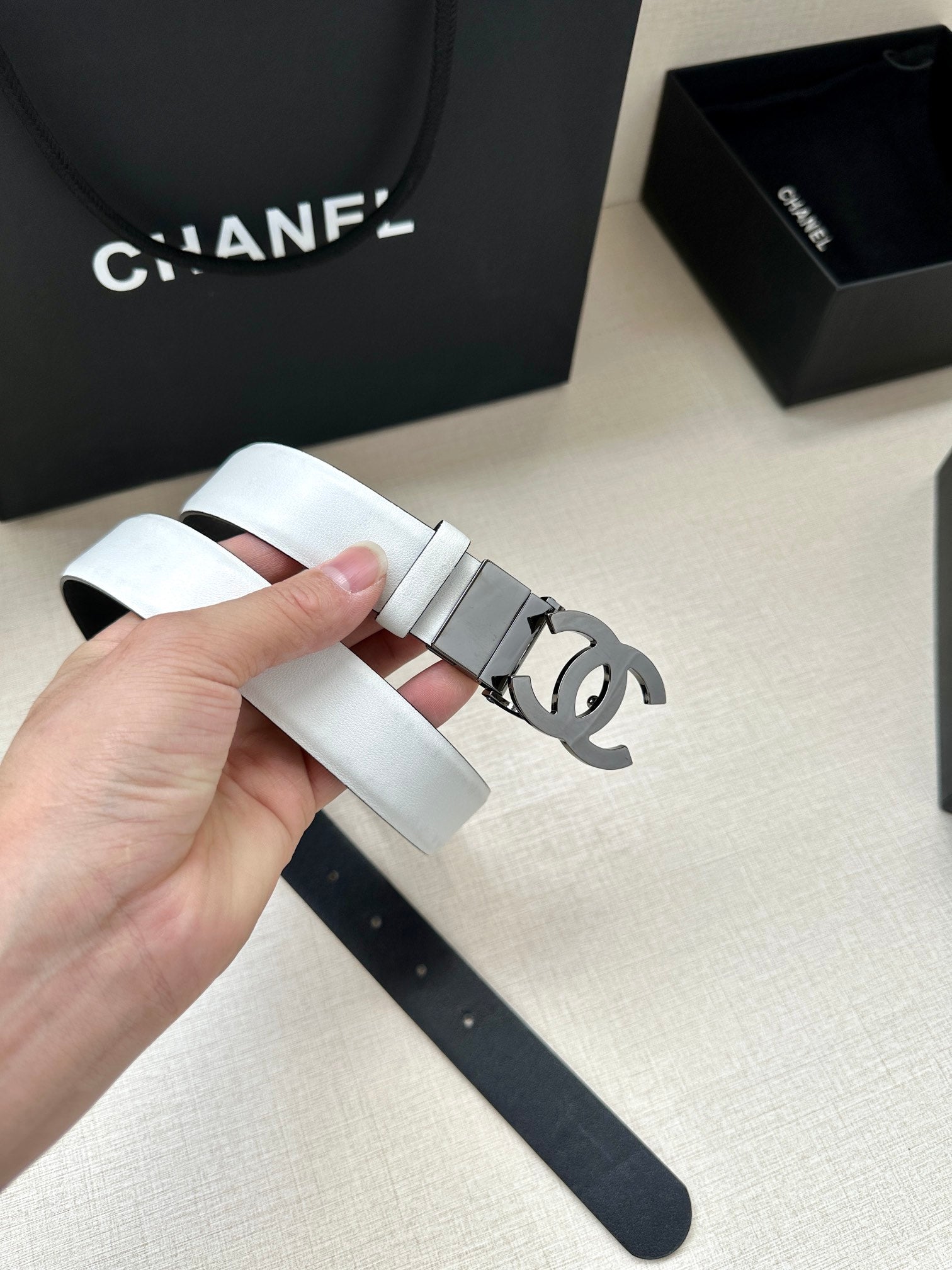 CHANEL 30MM BELT IN WHITE AND BLACK CALFSKIN WITH SILVER HARDWARE