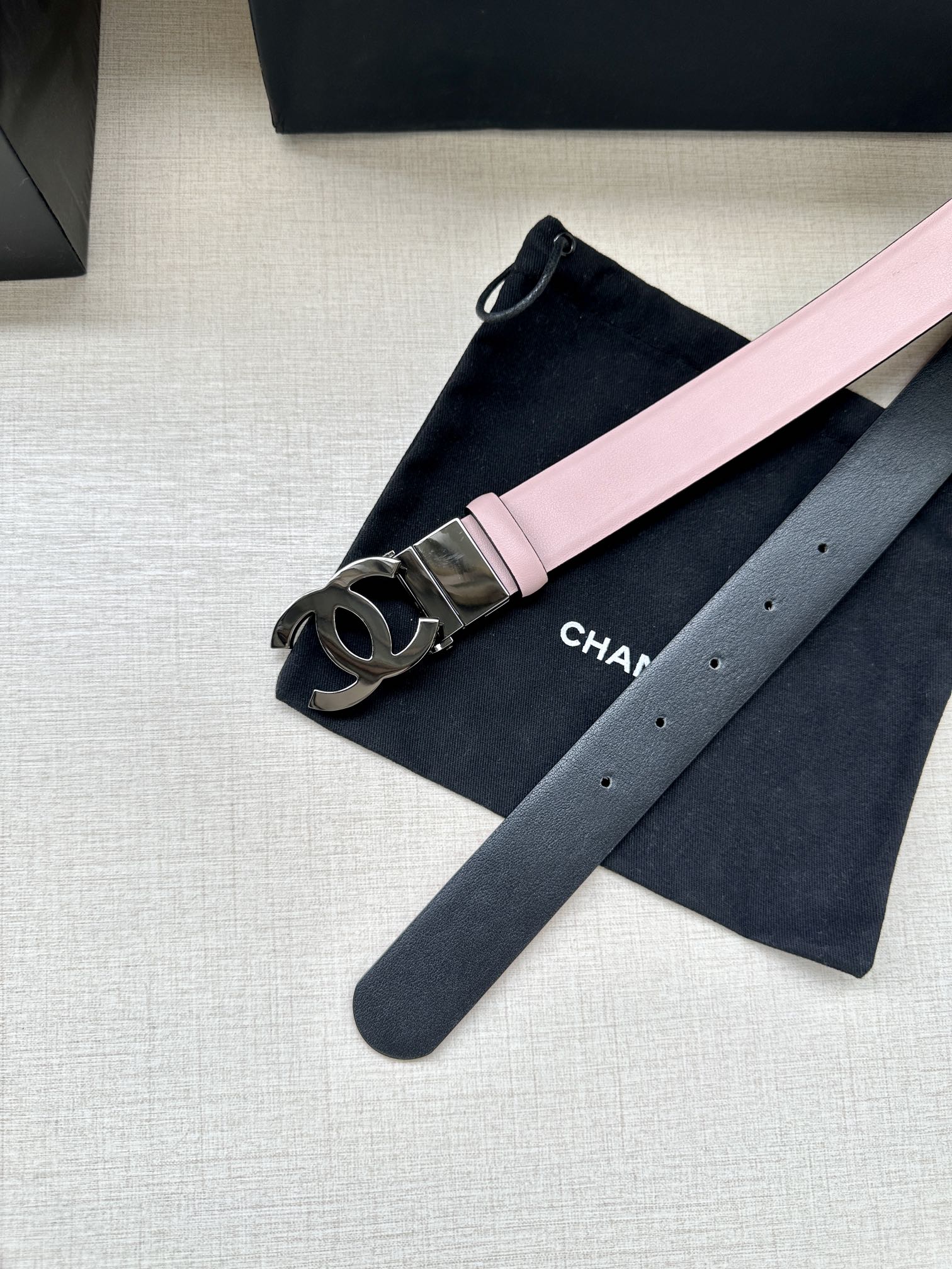 CHANEL 30MM BELT IN LIGHT PINK AND BLACK CALFSKIN WITH SILVER HARDWARE