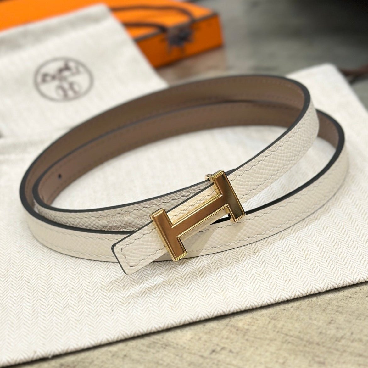 HERMES FOCUS BUCKLE & REVERSIBLE PEANUT BROWN AND WHITE LEATHER STRAP 13MM GOLD HARDWARE