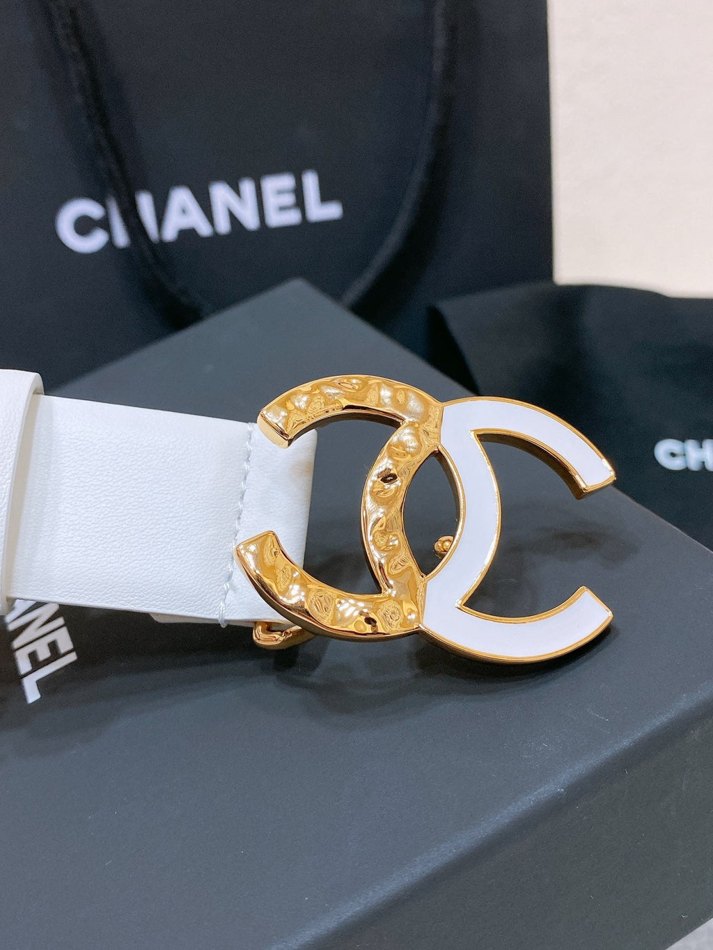 CHANEL BELT 30MM IN WHITE SMOOTH CALFSKIN GOLD MIX WHITE METAL LOGO