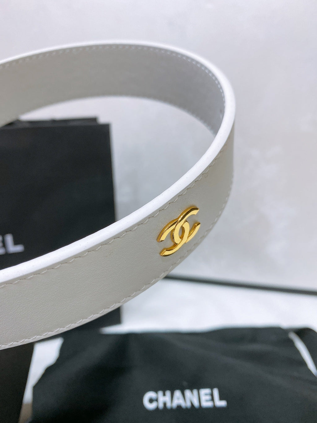 CHANEL 30MM BELT IN WHITE SMOOTH CALFSKIN WHITE MIX BLACK METAL LOGO GOLD HARDWARE