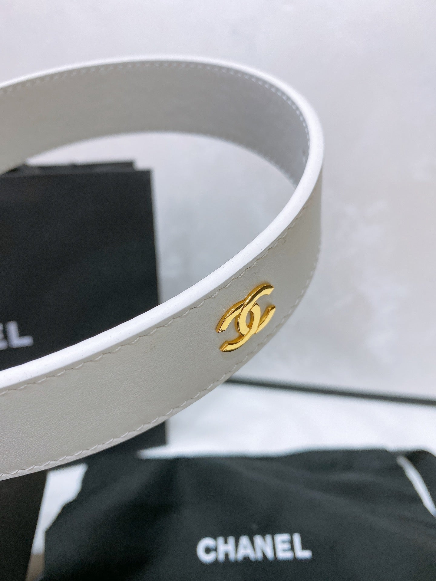 CHANEL 30MM BELT IN WHITE SMOOTH CALFSKIN WHITE MIX BLACK METAL LOGO GOLD HARDWARE