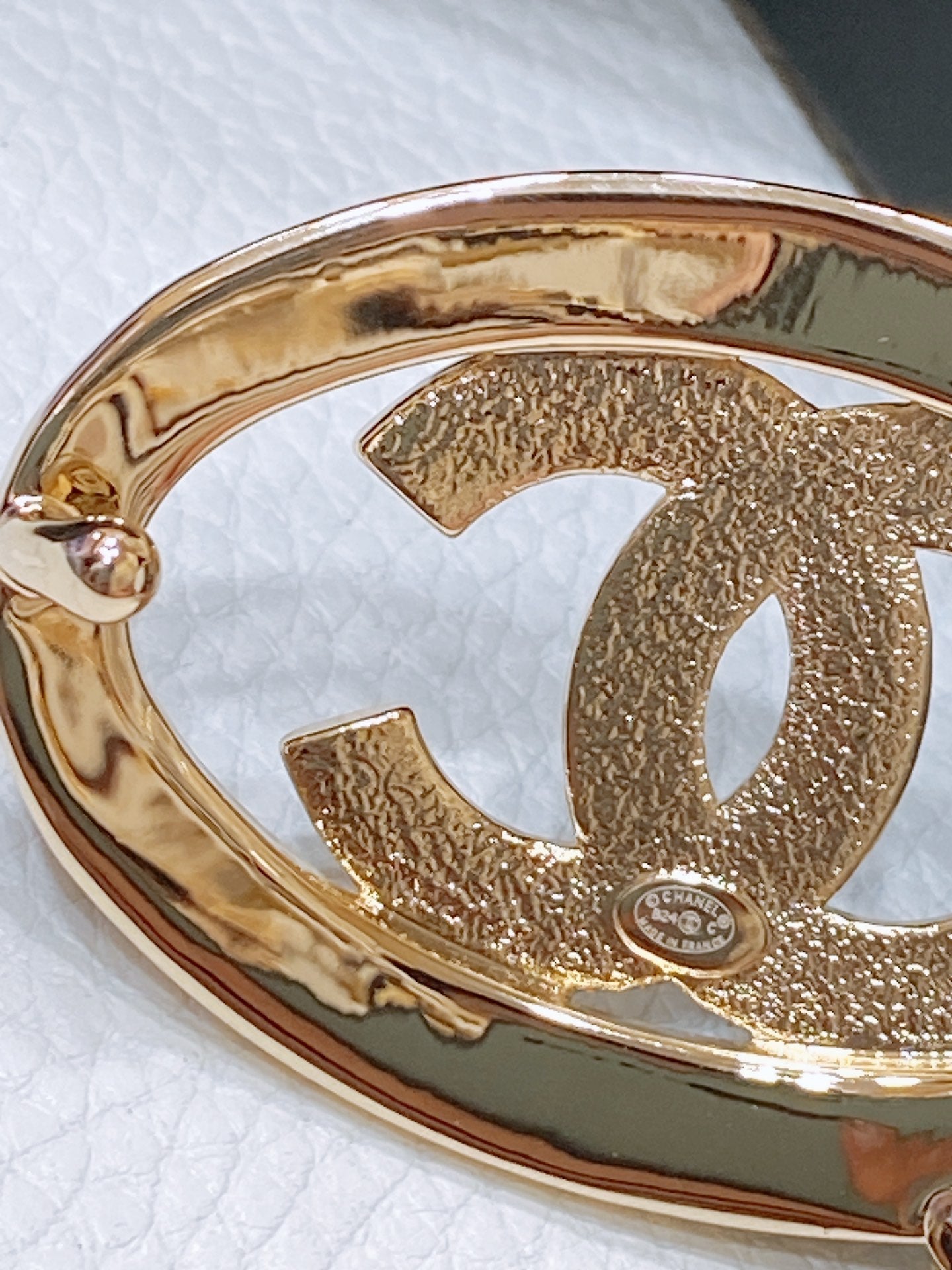 CHANEL 30MM BELT IN WHITE SMOOTH CALFSKIN WHITE MIX BLACK METAL LOGO GOLD HARDWARE
