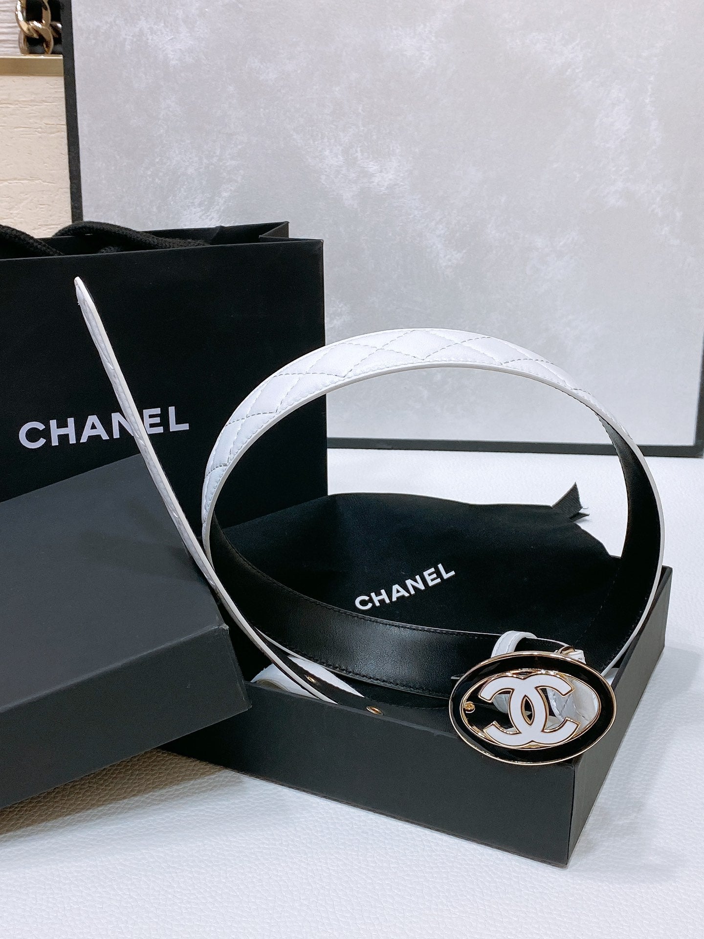 CHANEL 30MM BELT IN WHITE EMBROIDERED CALFSKIN WHITE MIX BLACK METAL LOGO GOLD HARDWARE