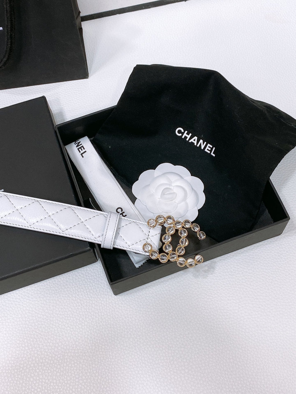 CHANEL BELT 30 MM IN WHITE EMBROIDERED CALFSKIN PEARL LOGO WITH GOLD HARDWARE