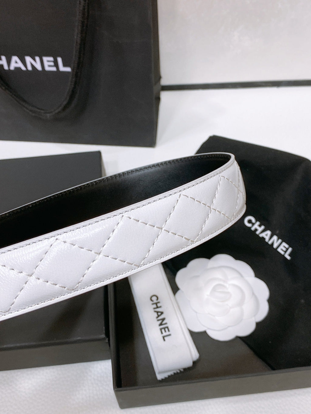 CHANEL BELT 30 MM IN WHITE EMBROIDERED CALFSKIN PEARL LOGO WITH GOLD HARDWARE