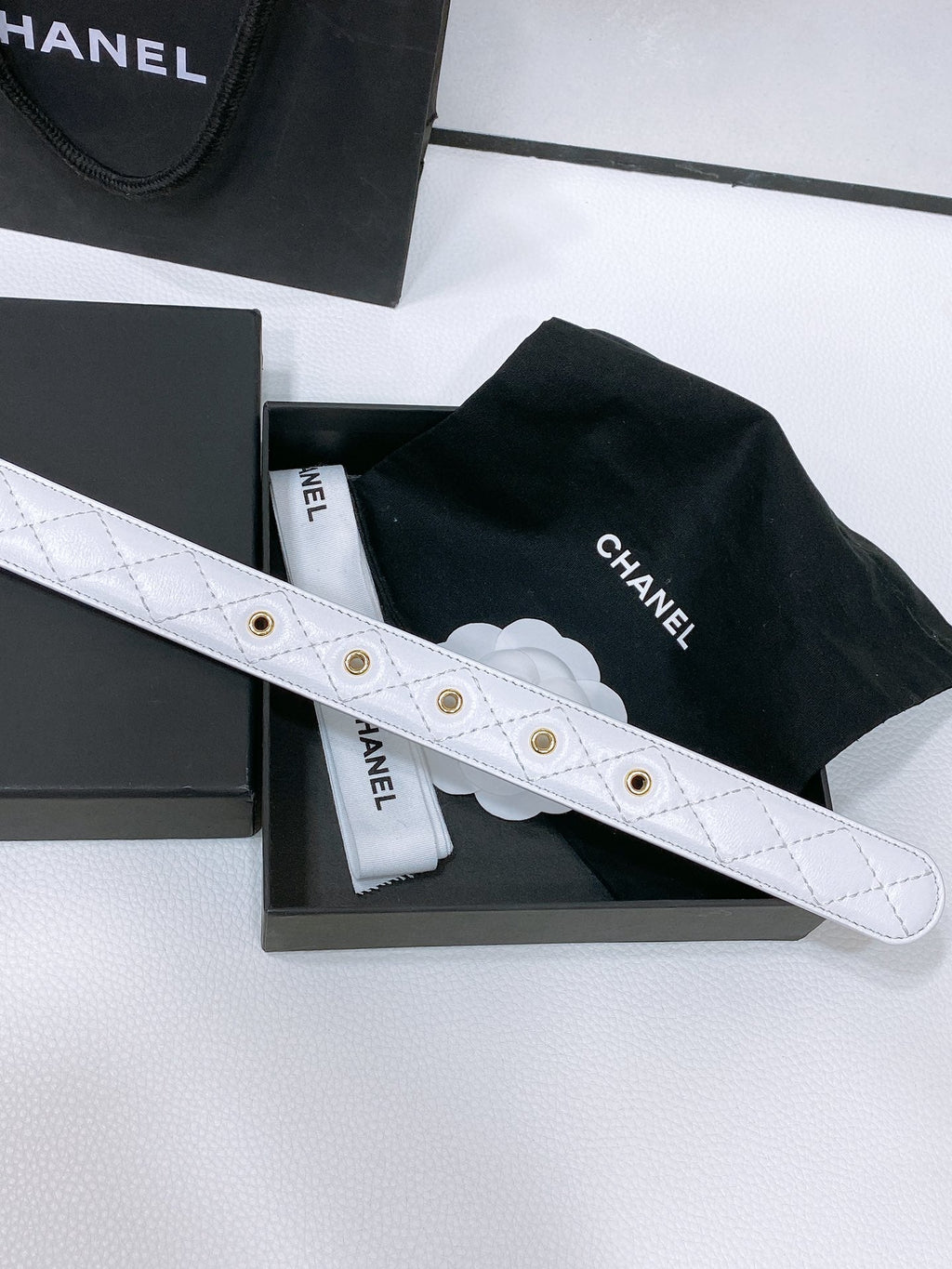 CHANEL BELT 30 MM IN WHITE EMBROIDERED CALFSKIN PEARL LOGO WITH GOLD HARDWARE