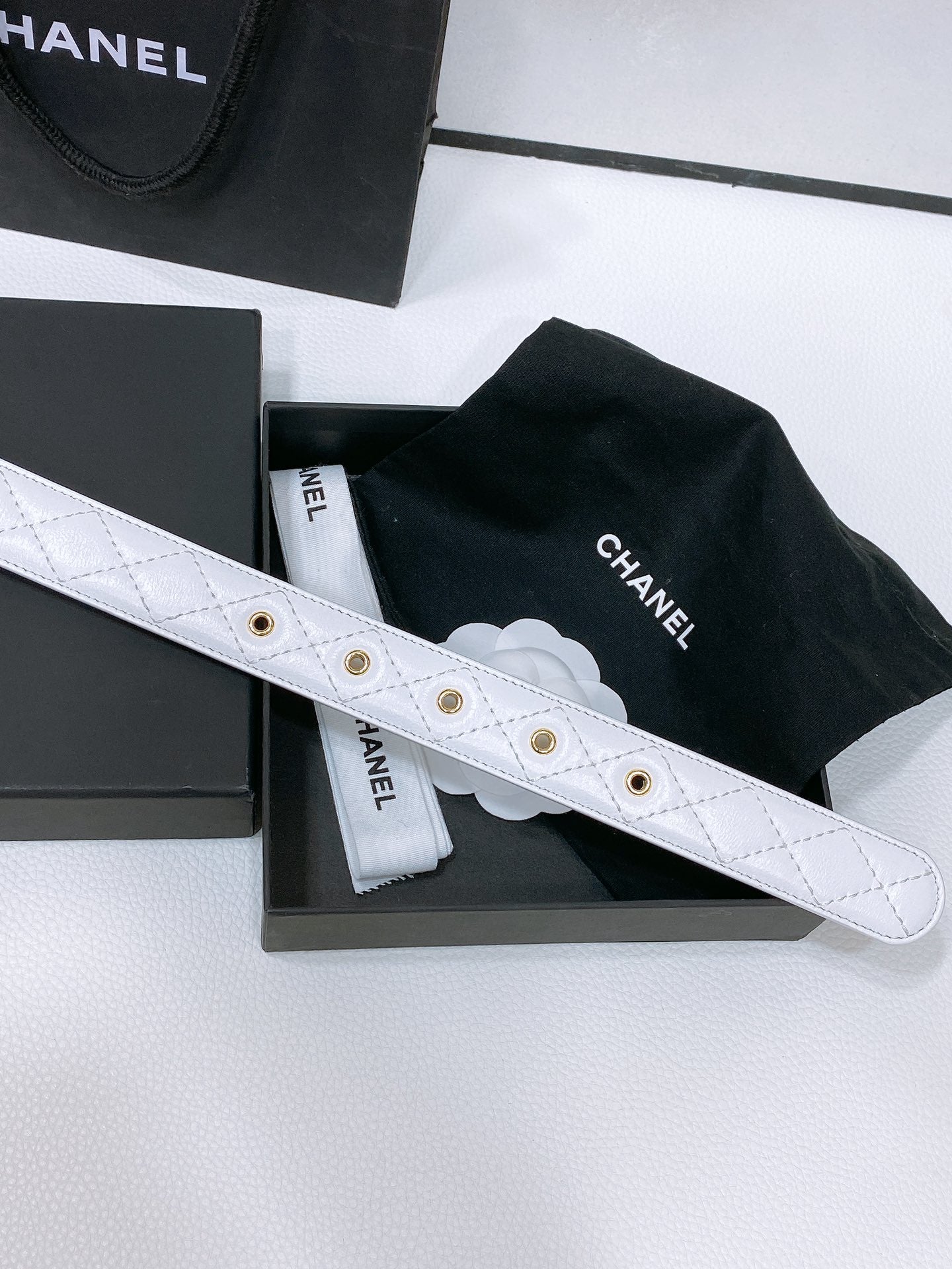 CHANEL BELT 30 MM IN WHITE EMBROIDERED CALFSKIN PEARL LOGO WITH GOLD HARDWARE