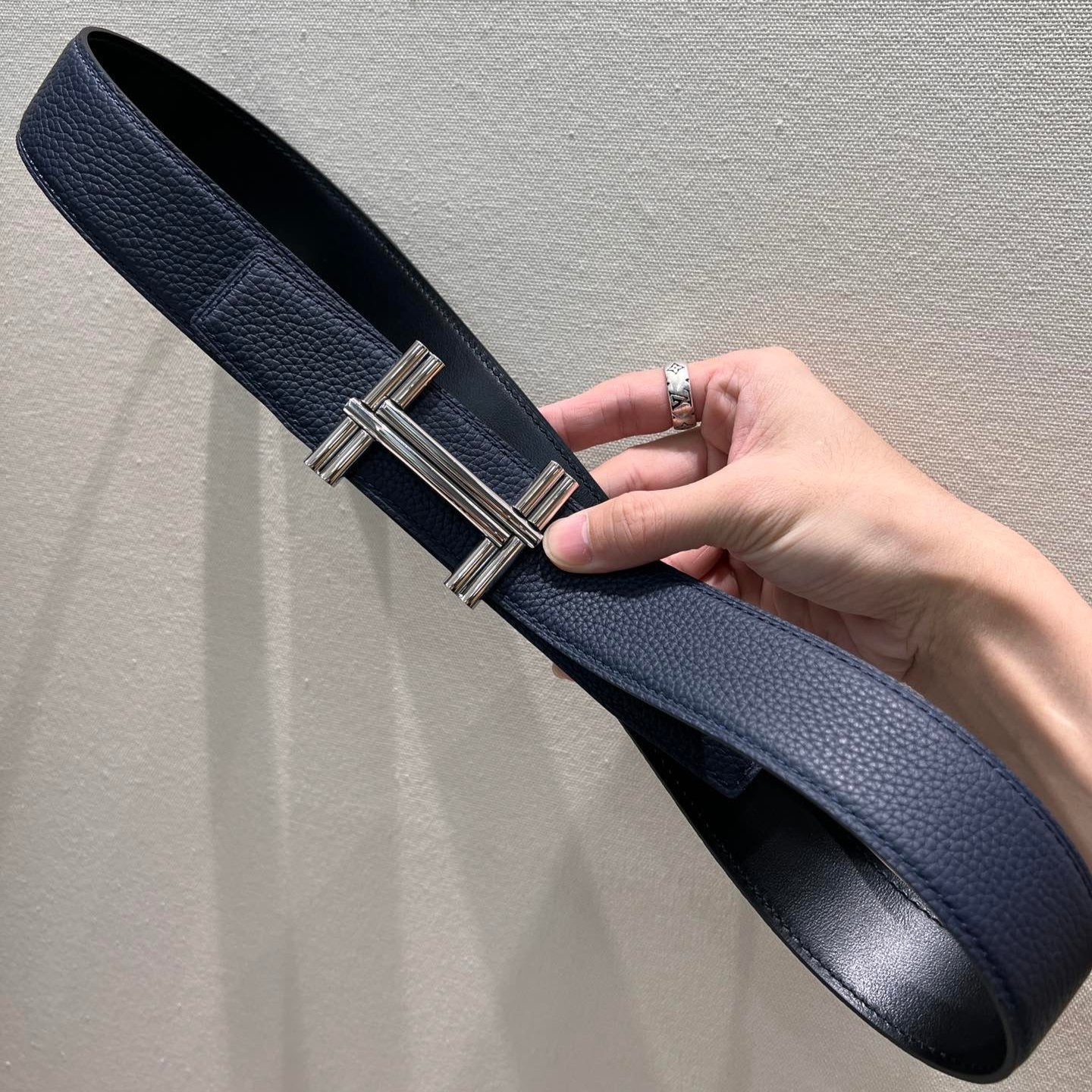 HERMES TRAVERSE BELT BUCKLE & REVERSIBLE NAVY BLUE LEATHER STRAP 38 MM SILVER HARDWARE
