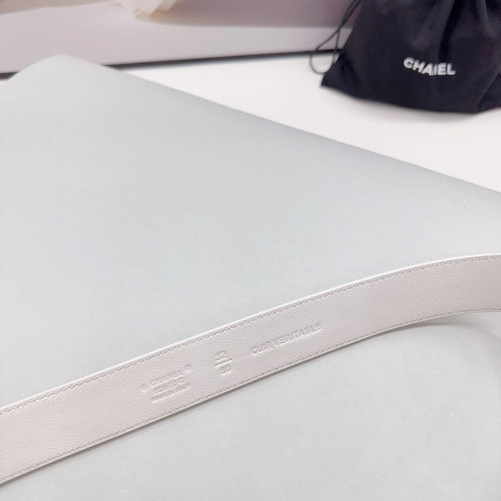 CHANEL 30MM BELT IN WHITE SMOOTH CALFSKIN METAL LOGO GOLD HARDWARE