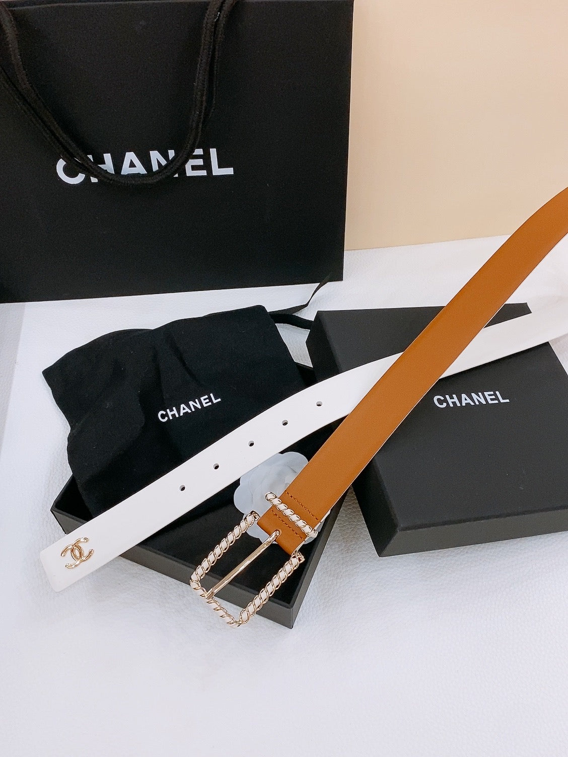 CHANEL BELT 30MM IN BROWN AND WHITE CALFSKIN WITH INTERWOVEN GOLD CHAIN BUCKLE